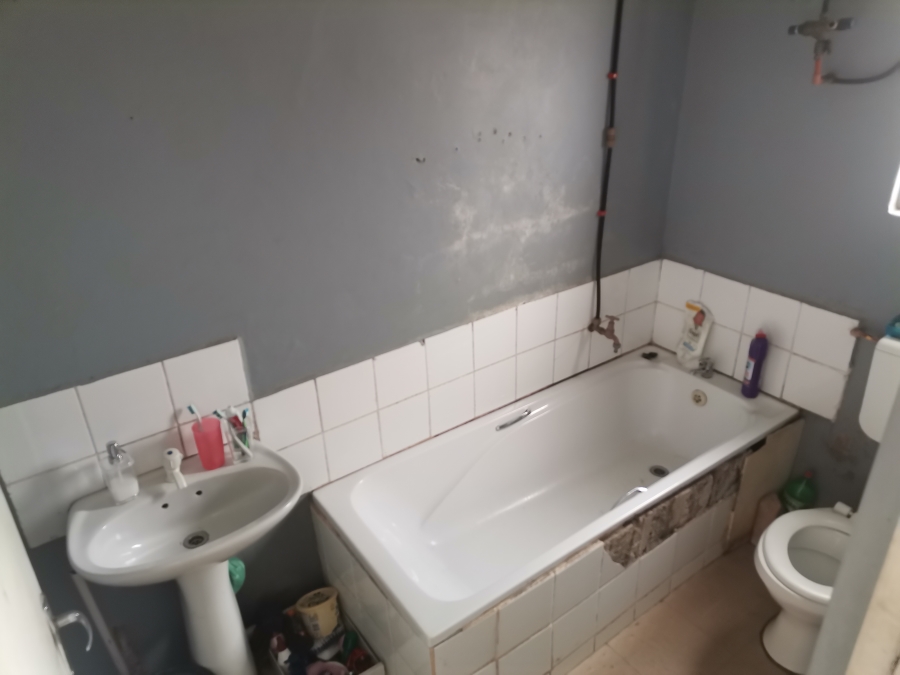 2 Bedroom Property for Sale in Kwanonqaba Western Cape